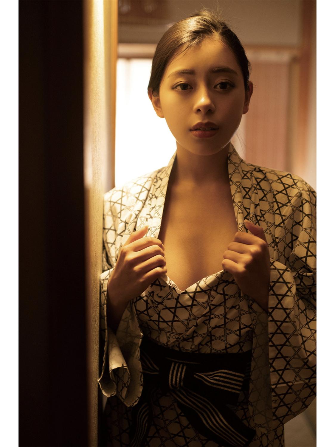 EMILY オフィシャルグラビア写真集 澄んだ季節  PHOTO BOOK-漫画客