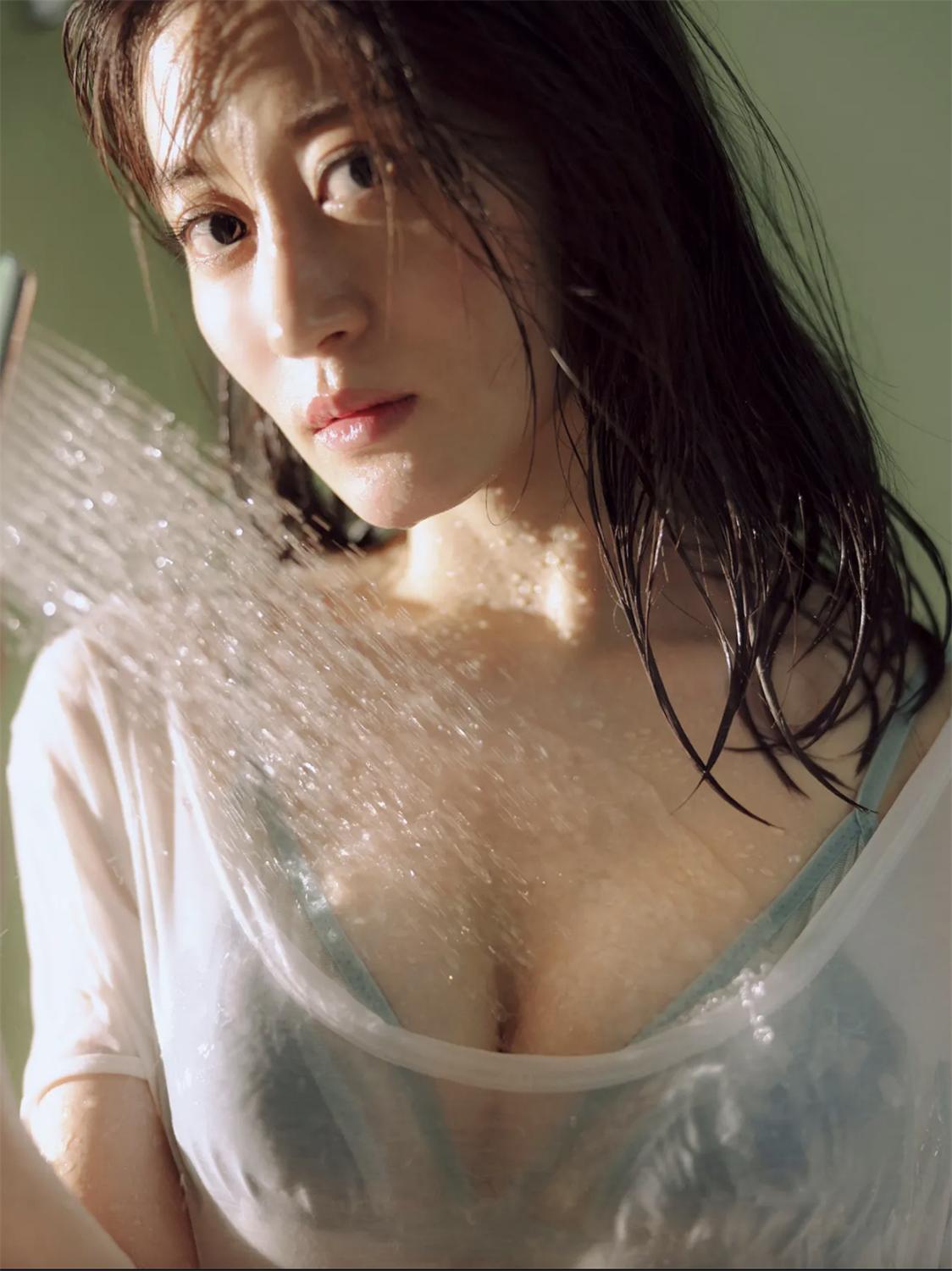 [FRIDAY] 2023.05.25 上西恵 聖なる色香に溺れたい 28歳の危険すぎるしなやかボディ-漫画客
