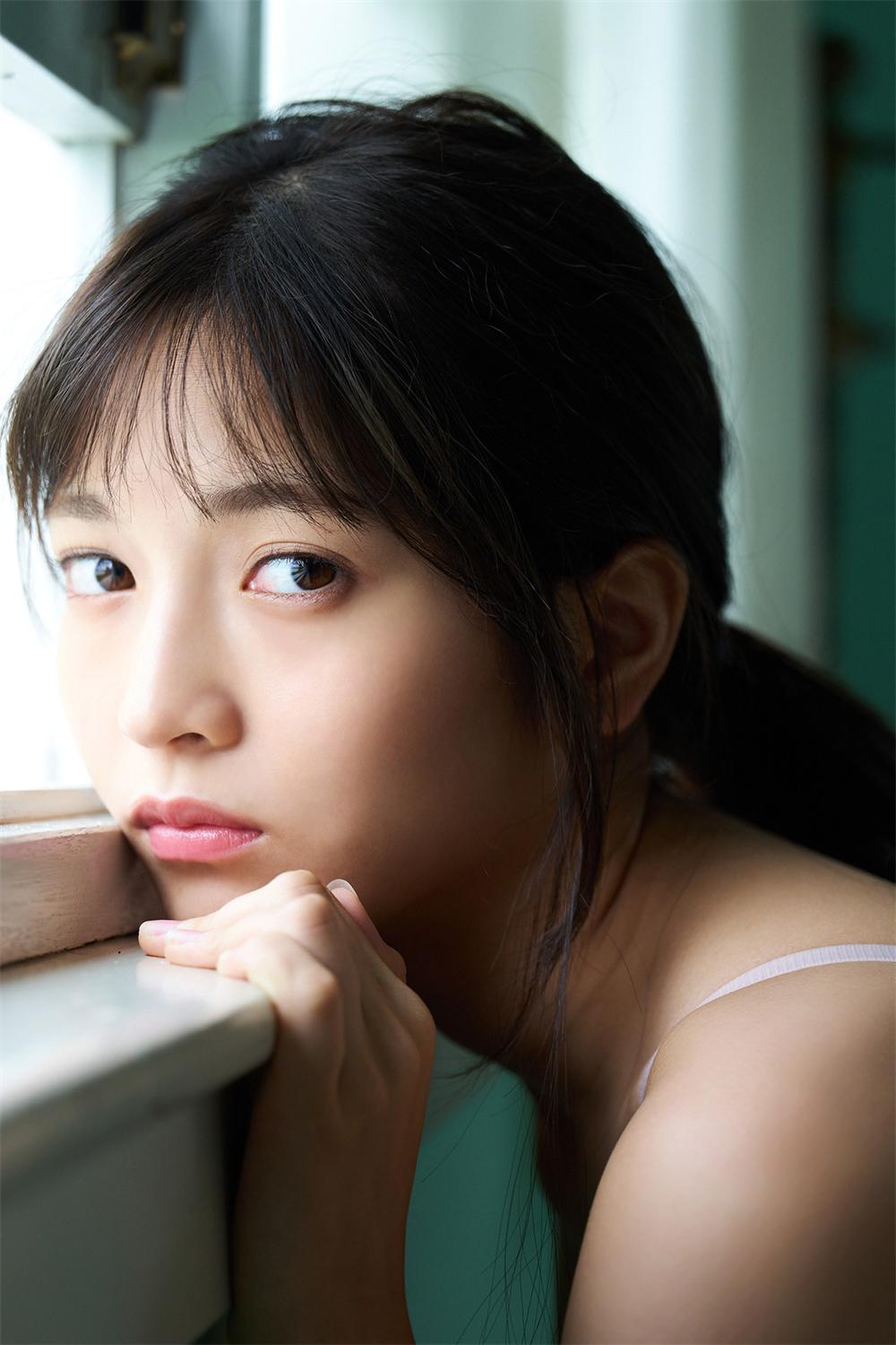 Platinum FLASHデジタル写真集 黒嵜菜々子 18歳、原石、輝く 2021.11.19-漫画客